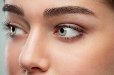 Strahlende Augen für einen selbstbewussten Auftritt - Tipps für die optimale Augenpflege