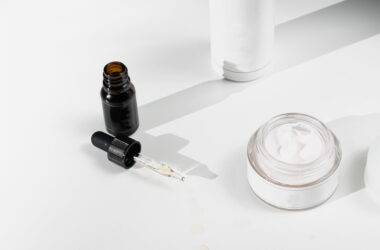 Wie kann ich selbst Naturkosmetik herstellen und welche grundlegenden Zutaten benötige ich dafür?