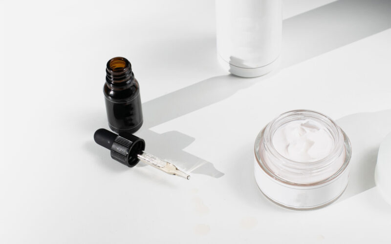 Wie kann ich selbst Naturkosmetik herstellen und welche grundlegenden Zutaten benötige ich dafür?