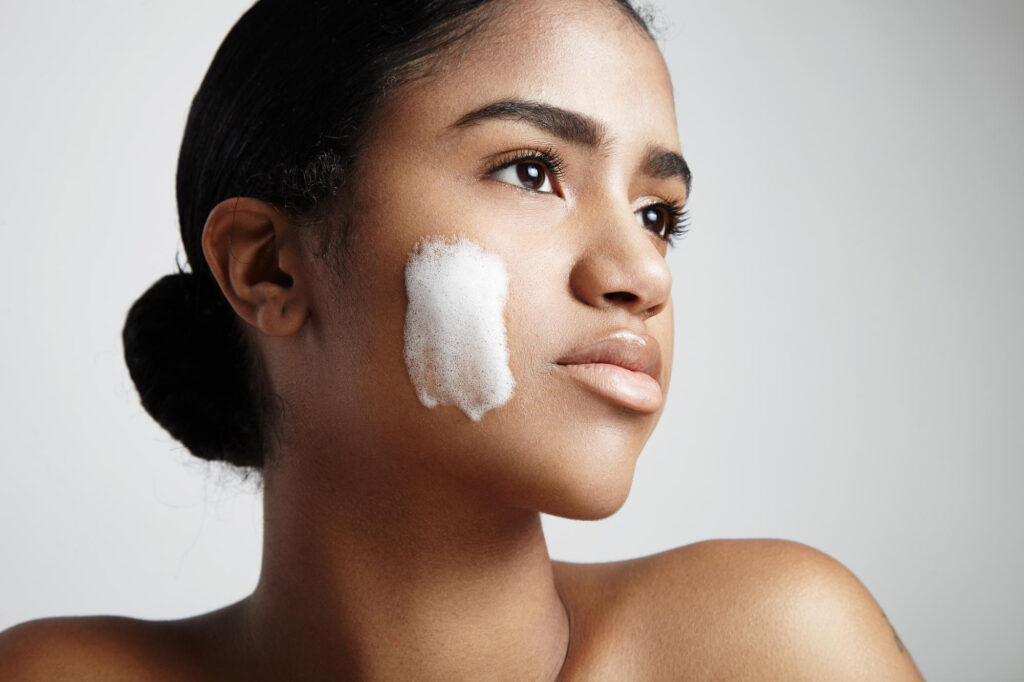 Mattierende Naturkosmetik-Produkte für fettige Haut: Reduziere Glanz und verfeinere deine Poren