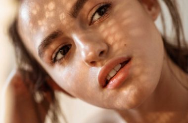Selbstbewusst mit Hautunreinheiten: Tipps zur Pflege und Akzeptanz der eigenen Haut