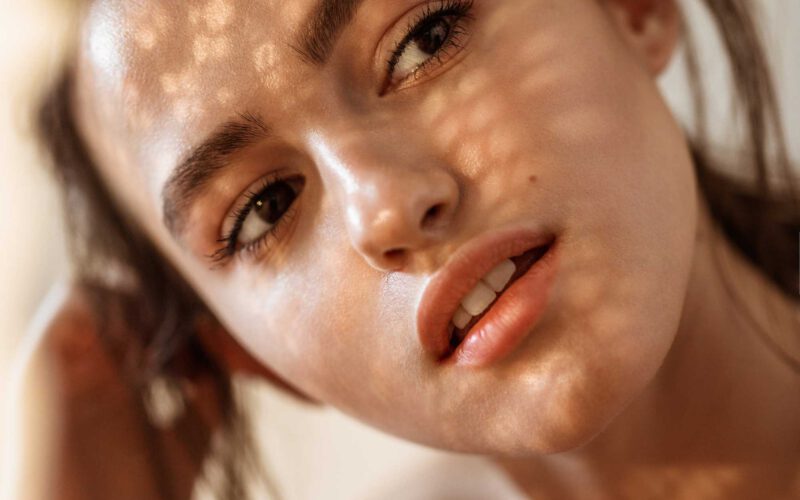 Selbstbewusst mit Hautunreinheiten: Tipps zur Pflege und Akzeptanz der eigenen Haut